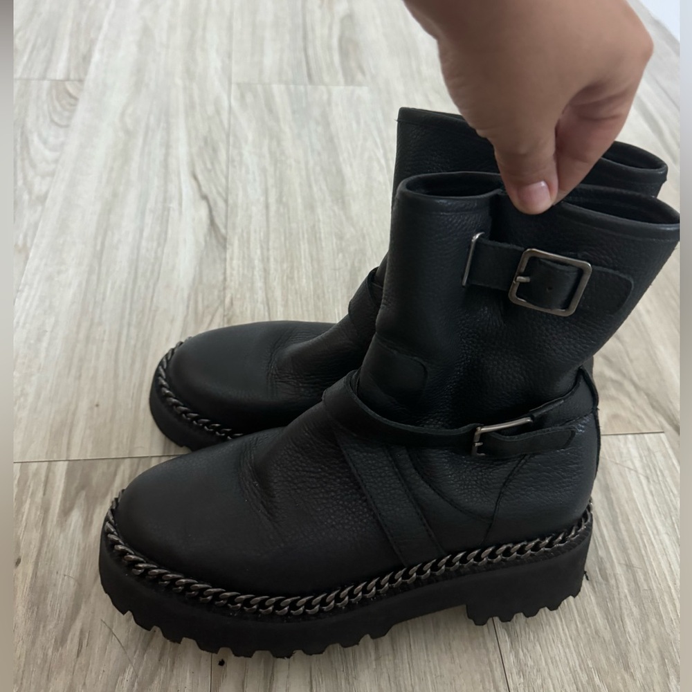 DKNY leather boots size 6 in excellent condition
